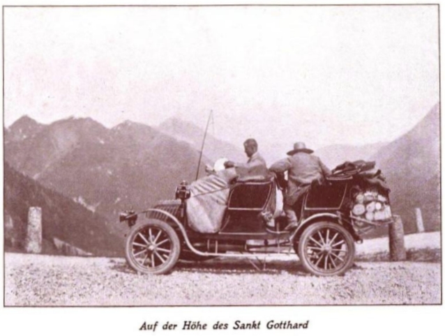 Historisches Foto mit Automobil in den Alpen